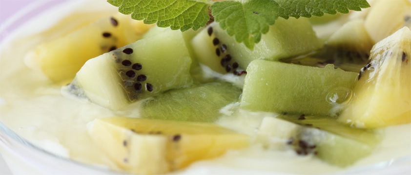 写真:不足しがちな野菜を! キウイのグリーンサラダ